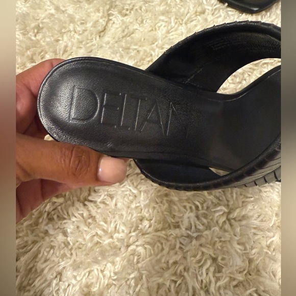 Deltan Women's Kelsea Leather Toe Loop Dress Sandals Black Size 10 M - Picture 3 of 16